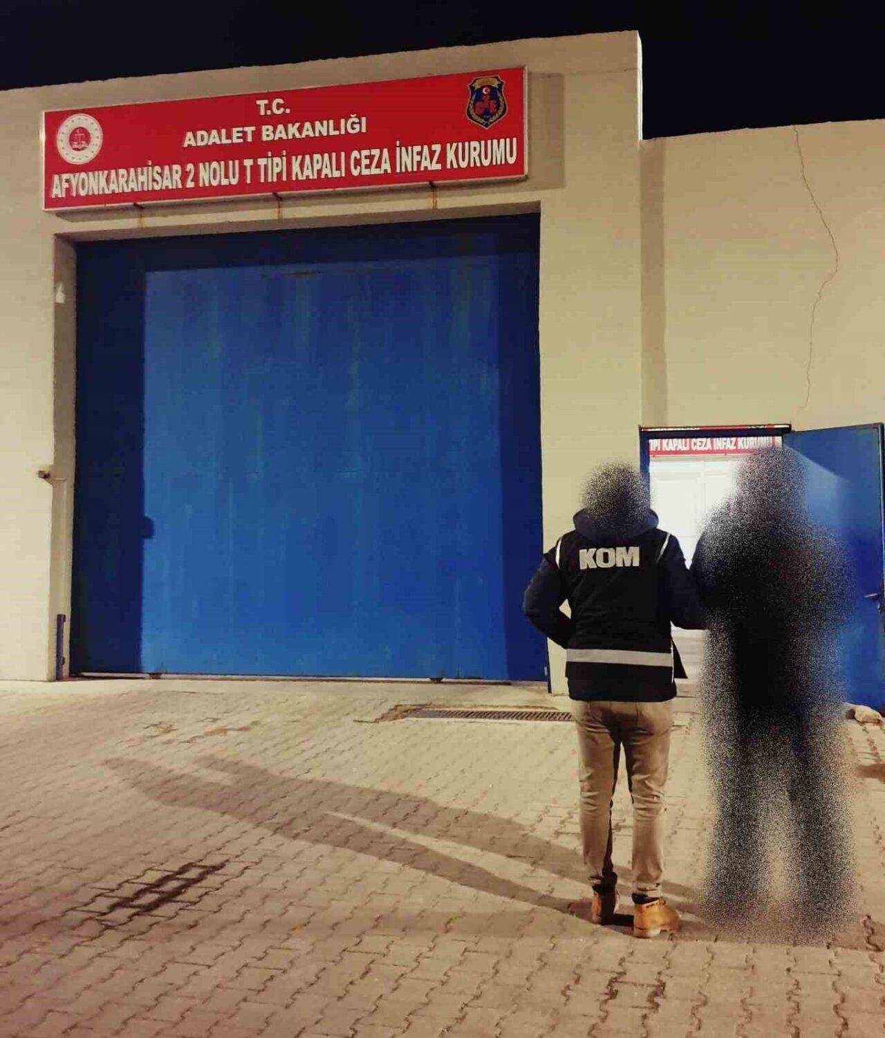 Afyonkarahisar’da 10 yıl 10 ay hapis cezasıyla aranan bir şahıs polisin takibi sonrası yakalandı