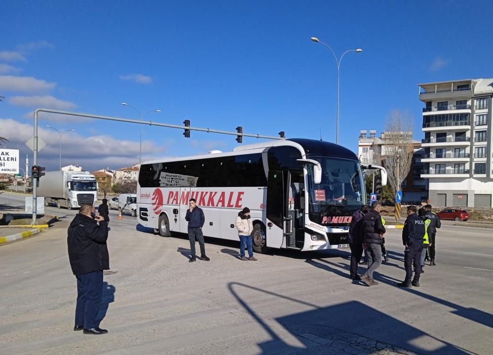 Afyonkarahisar’da yaşanan üzücü bir kazada, yolcu otobüsü bir yayaya çarptı.