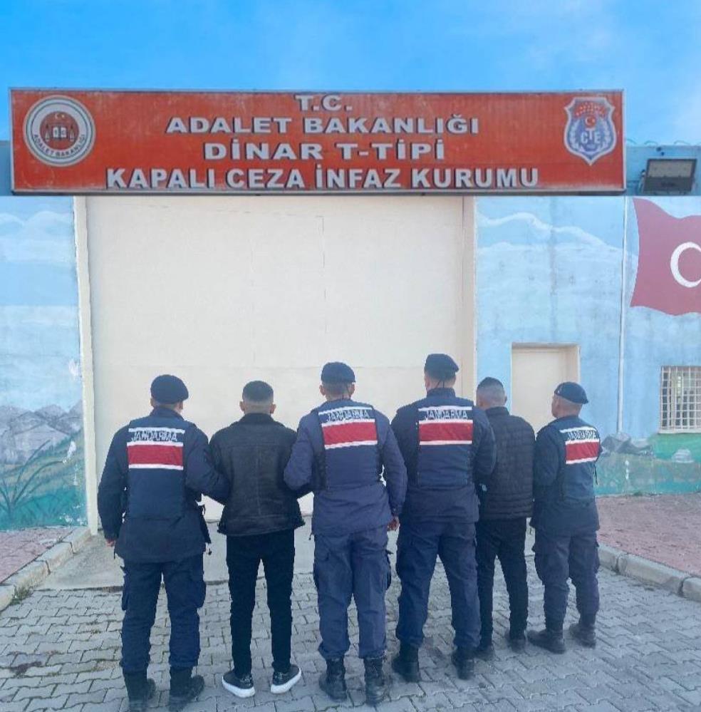 Afyonkarahisar’da jandarma ekipleri, çeşitli suçlardan aranan 2 şahsı başarılı bir