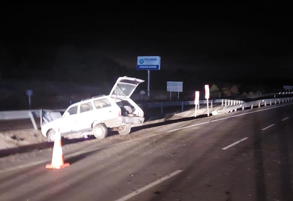 Afyonkarahisar’da kontrolden çıkarak refüje giren otomobilde 3 kişi yaralandı