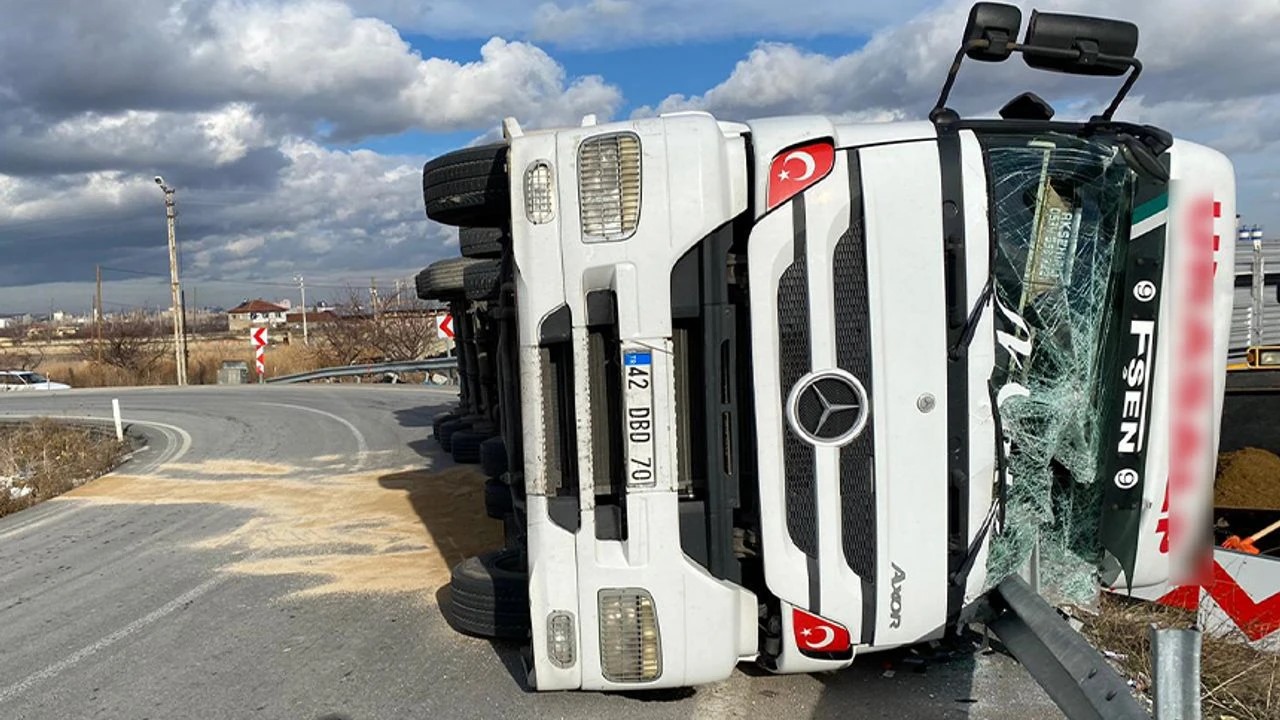 Tır yol kenarındaki bariyerlerin üzerine devrildi