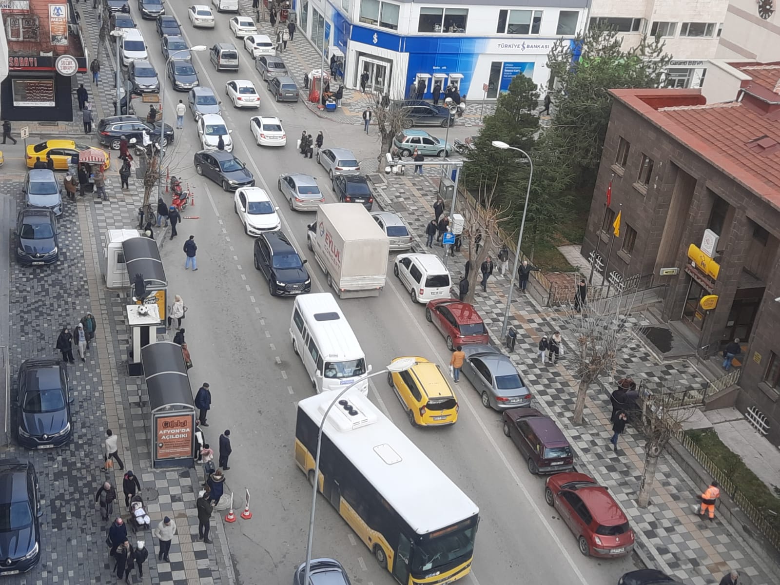 Tehlike arz eden durak vatandaşlar tarafından tepkiye yol açtı