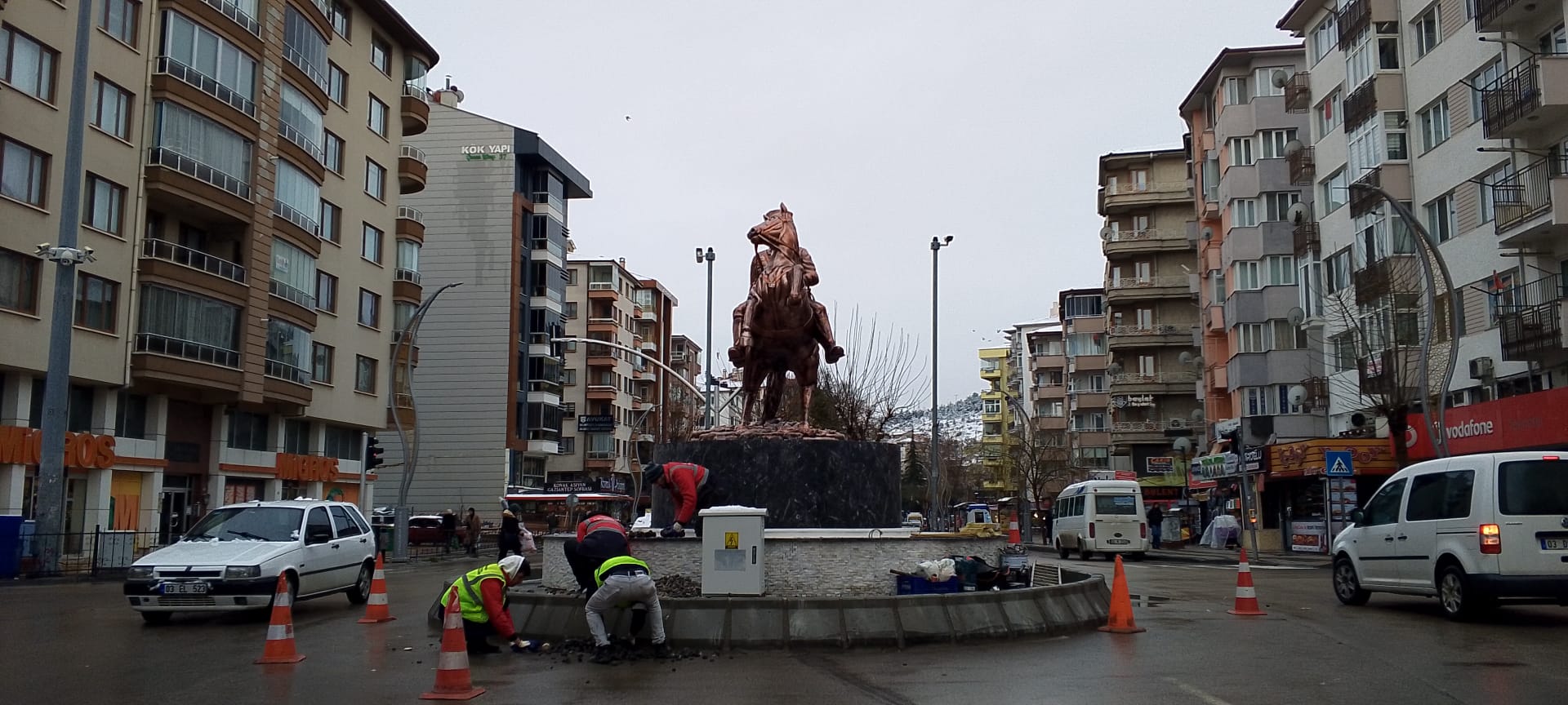 Ambaryolu’nun ortasında bulunan ve Yeşilyol’a bağlanan kavşağa bir Atatürk büstü konuldu