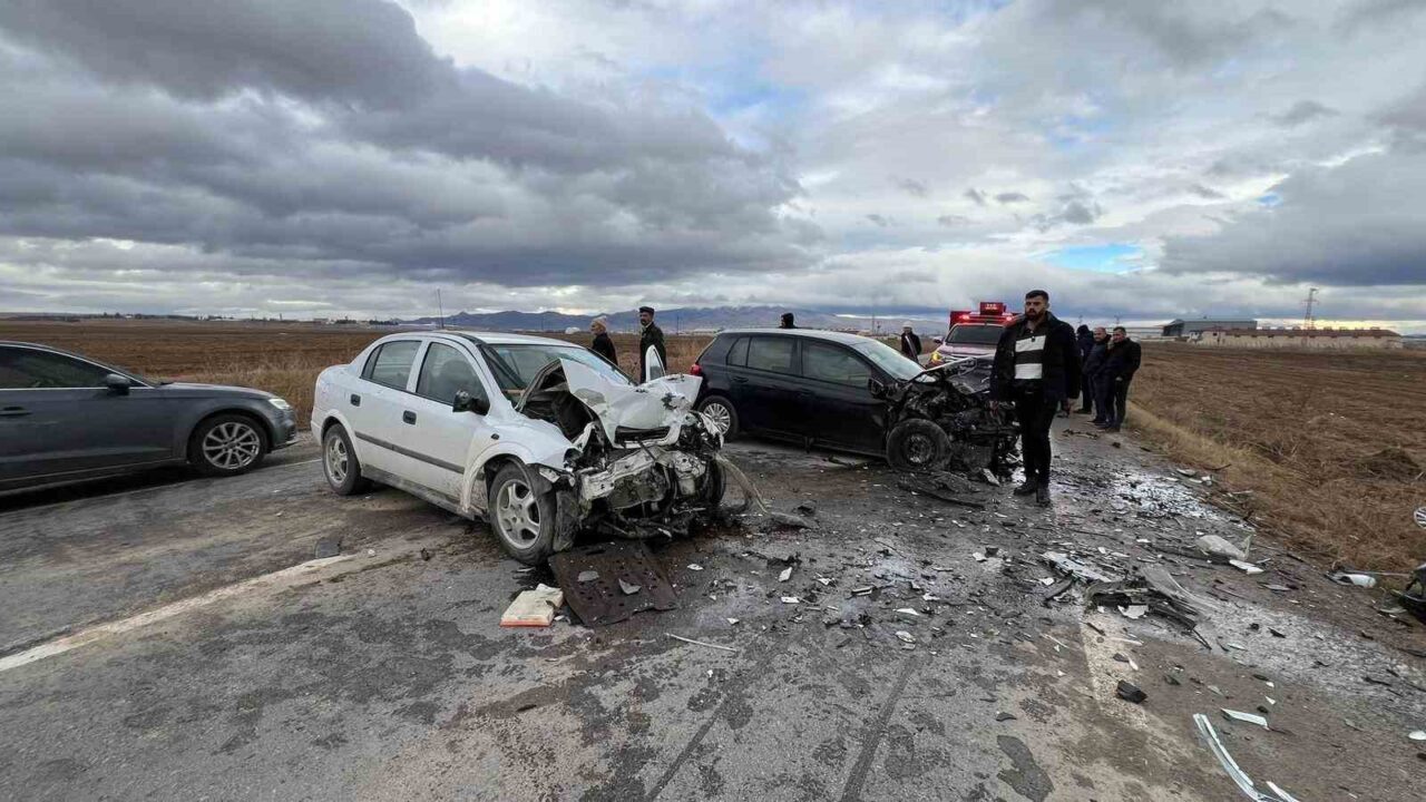 Afyonkarahisar’da İki Otomobil Kafa Kafaya Çarpıştı, Meydana Gelen Kazada Yaşlı Çift Hayatını Kaybetti