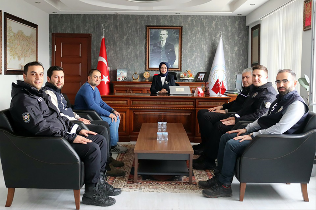 Afyonkarahisar’ın Dazkırı ilçesinde görev yapan polis memurları, gösterdikleri disiplinli ve