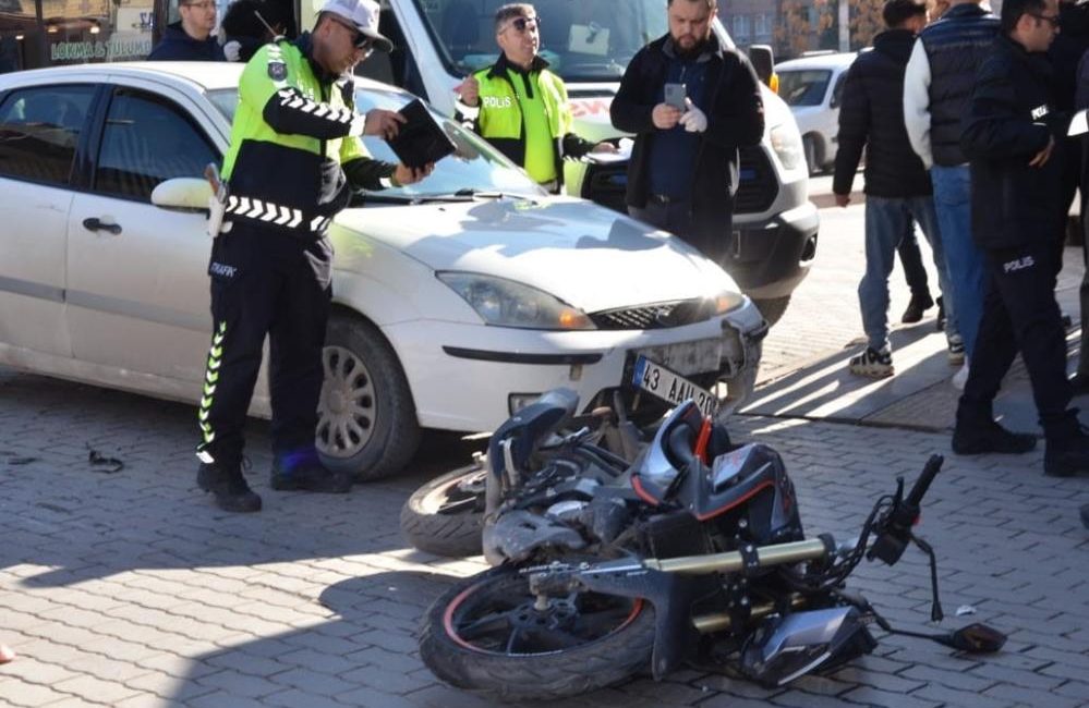 Kütahya’nın Tavşanlı ilçesinde otomobil ile motosikletin çarpışması sonucu meydana gelen