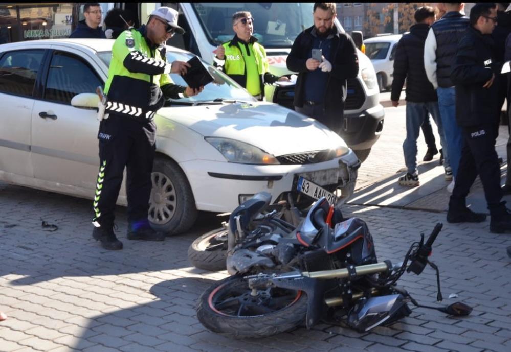 Kütahya’nın Tavşanlı ilçesinde otomobil ile motosikletin çarpışması sonucu meydana gelen