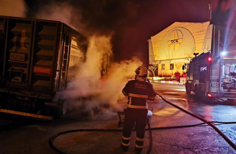 Bilecik’te seyir halinde balataları biranda alev alarak yanmaya başlayan kamyon,