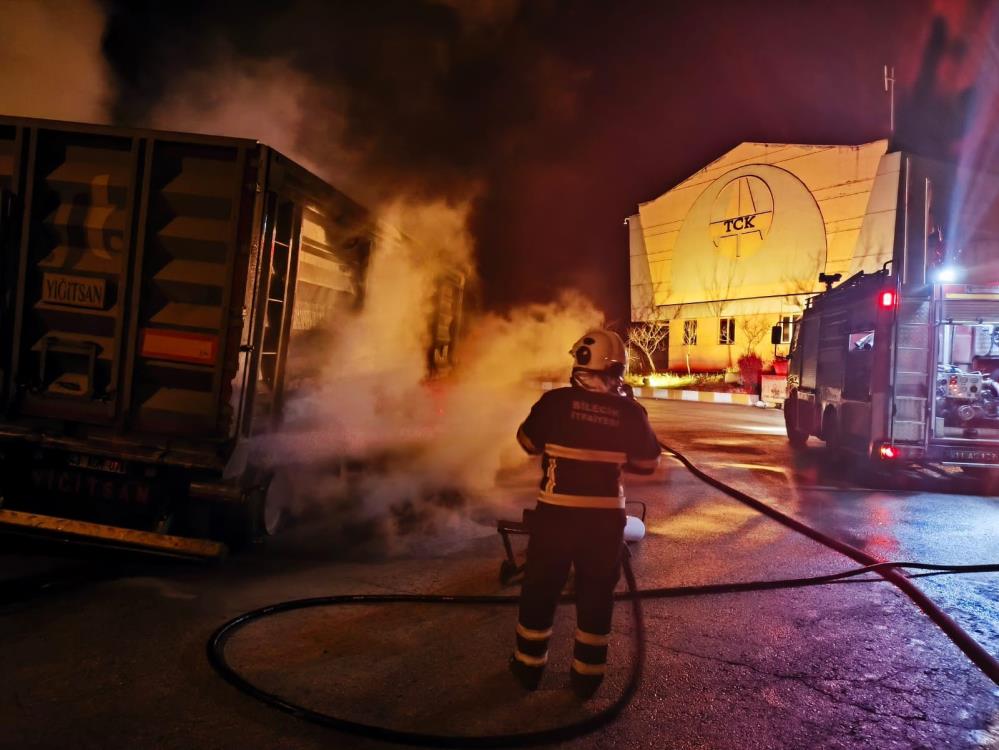 Bilecik’te seyir halinde balataları biranda alev alarak yanmaya başlayan kamyon,