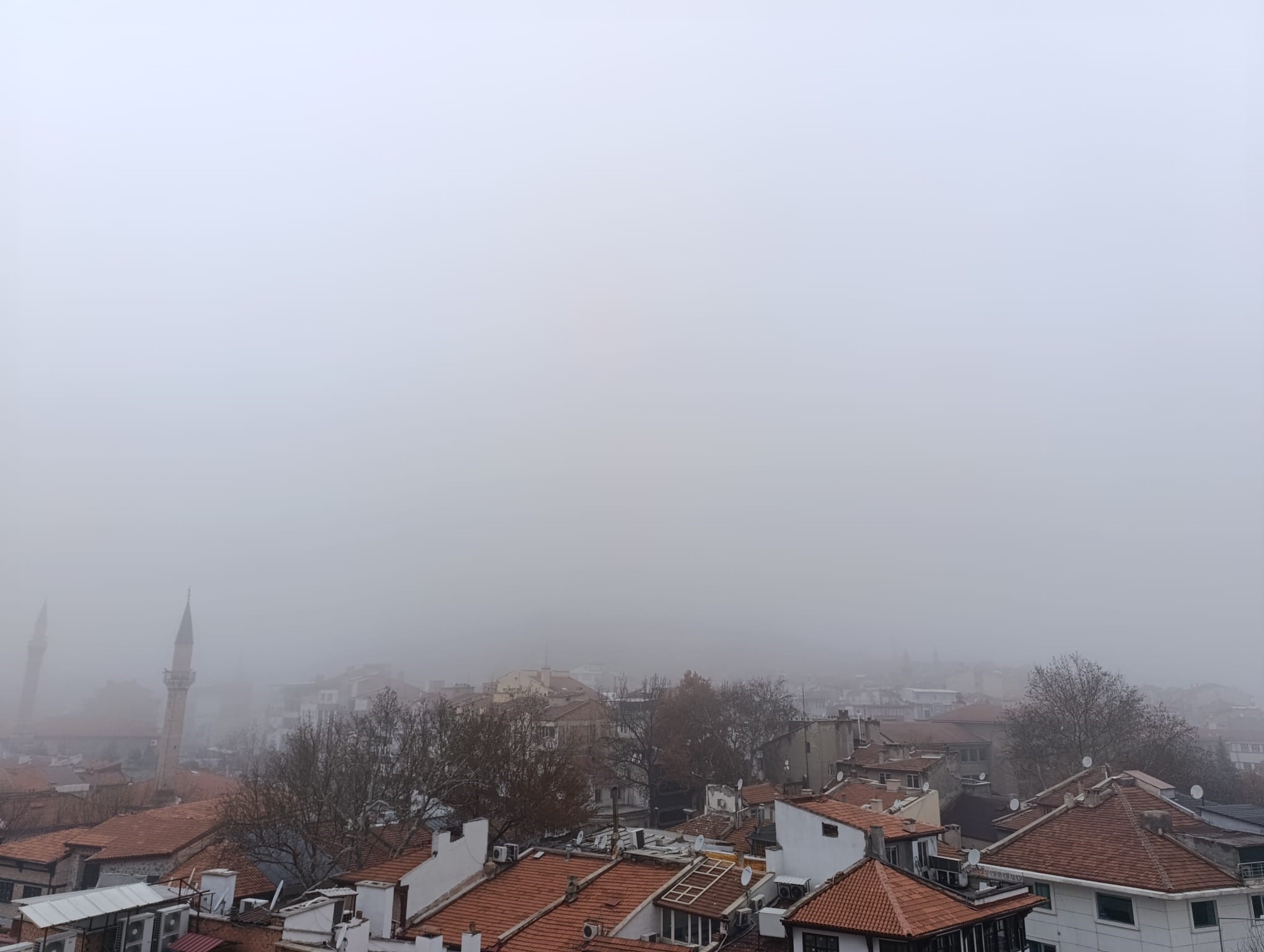 Sisli havanın etkili olduğu Afyonkarahisar’da tarihi Karahisar Kalesi’nin sis nedeniyle