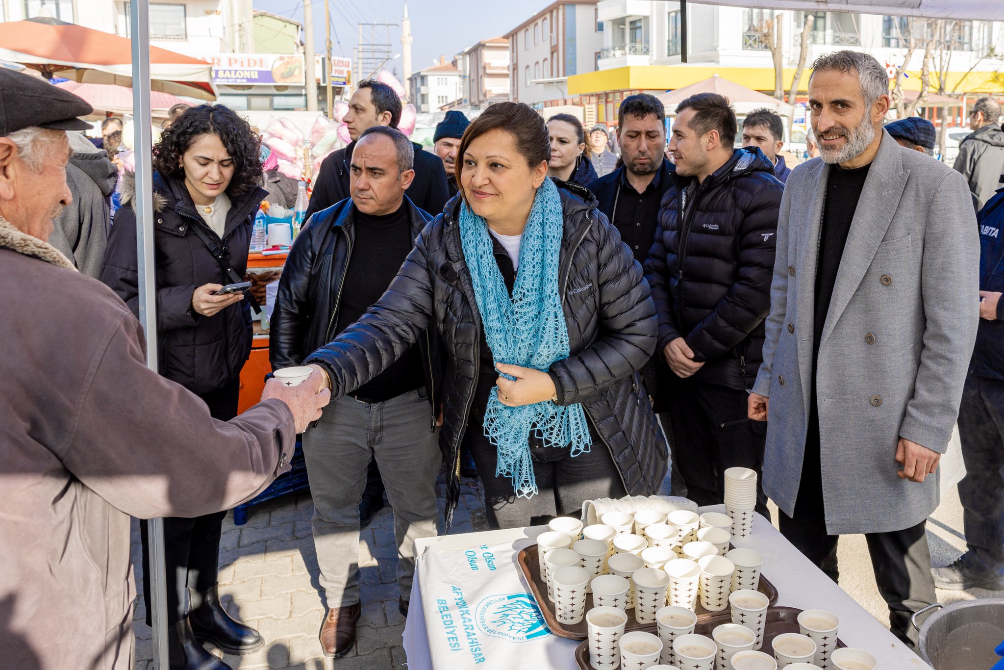 Afyonkarahisar Belediye Başkanı Burcu Köksal, Fatih Semt Pazarı’nı ziyaret ederek