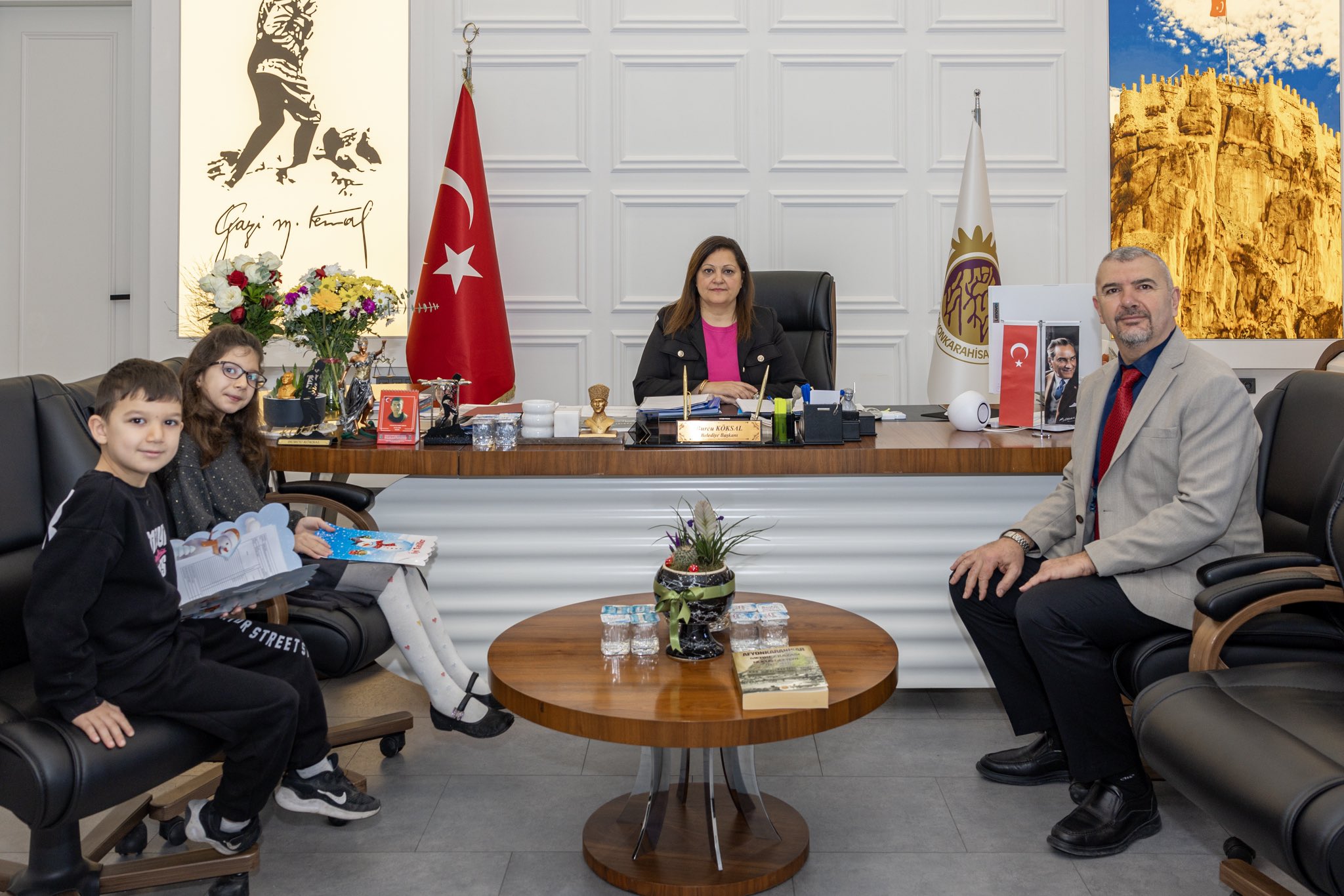 Afyonkarahisar Belediye Başkanı Burcu Köksal, Hacı Hayriye Özsoy İlkokulu Müdürü