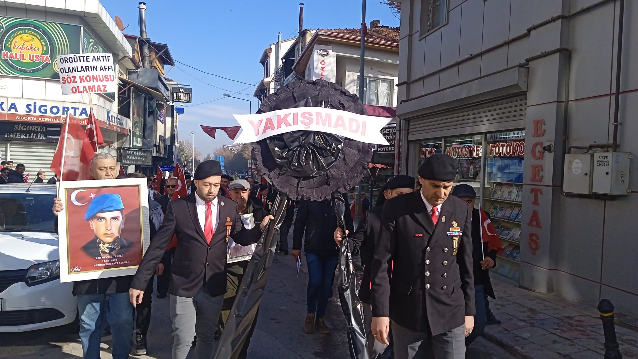 MHP İl Başkanlığına Siyah Çelenk Bırakıldı