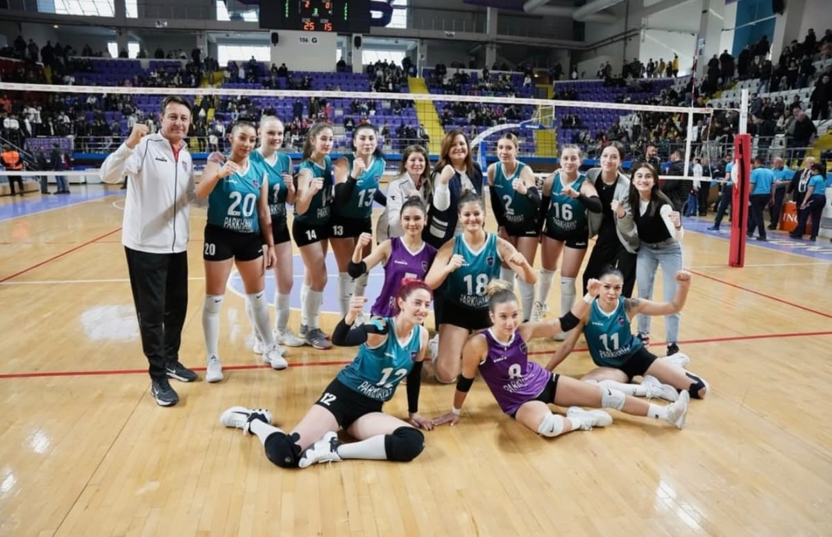 TVF Kadınlar 2.Ligi mücadelesinde Afyon Belediye Yüntaş Kadın Voleybol takımı