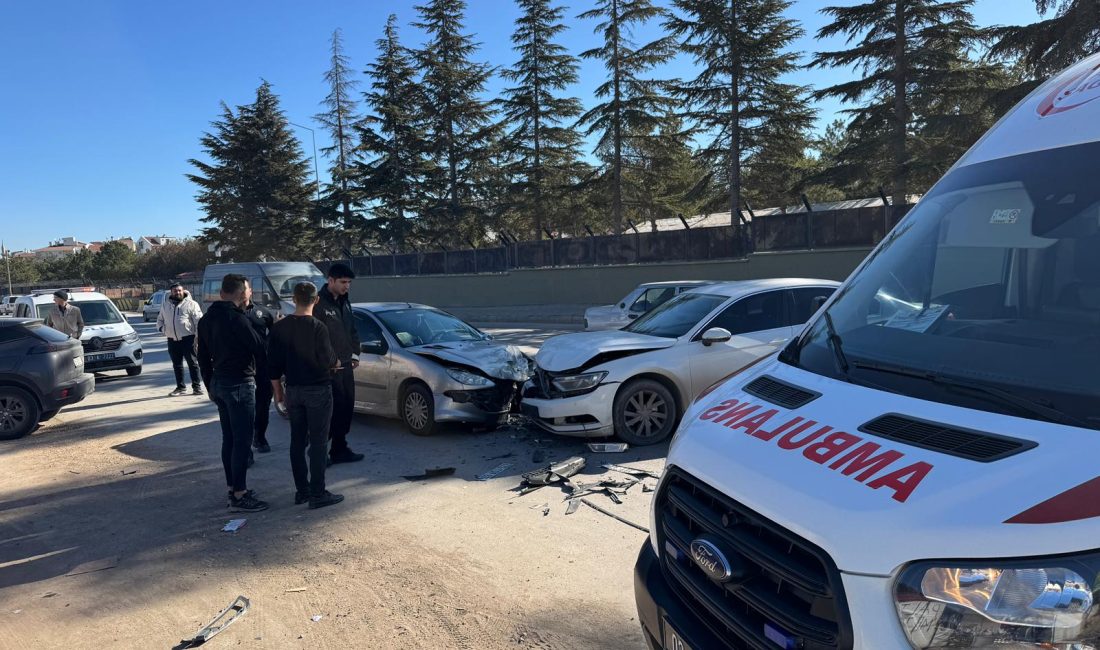 Afyonkarahisar’ın Fatih Mahallesi’nde meydana gelen trafik kazası, vatandaşları korkuttu. İki