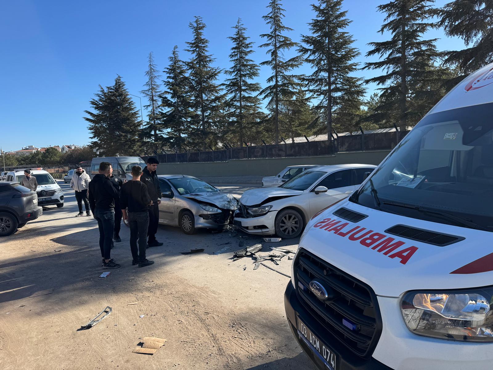 Afyonkarahisar’ın Fatih Mahallesi’nde meydana gelen trafik kazası, vatandaşları korkuttu. İki