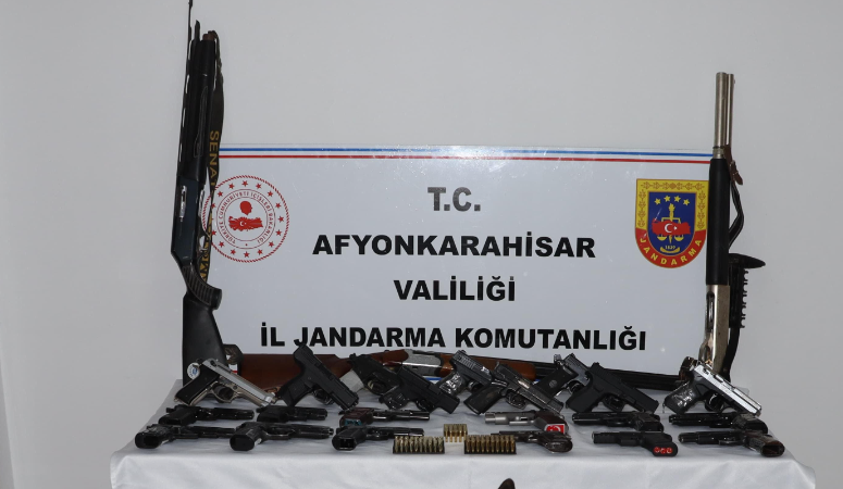 Afyonkarahisar İl Jandarma Komutanlığı, Fethibey beldesinde gerçekleştirdiği operasyonda, düğün, nişan