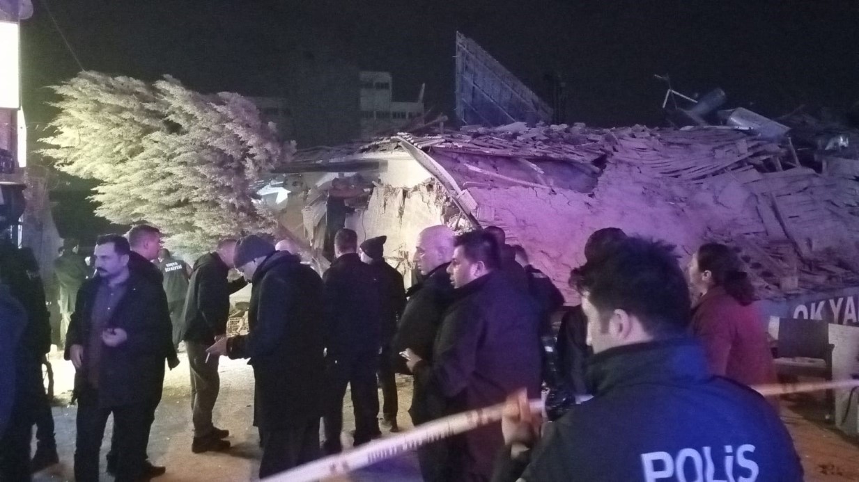 Konya Selçukluda 4 katlı bina çöktü, 2 kişinin cansız bedenine