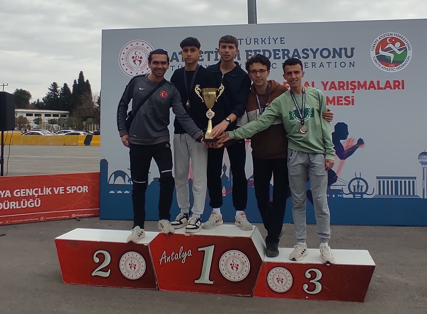 Afyonkarahisar atletizminde tarihi bir başarıya imza atıldı. Antalya’da düzenlenen Besim