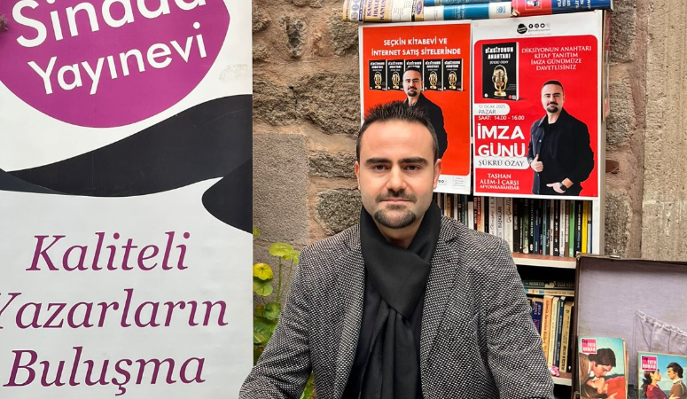 Edebiyat öğretmeni Şükrü Özay,