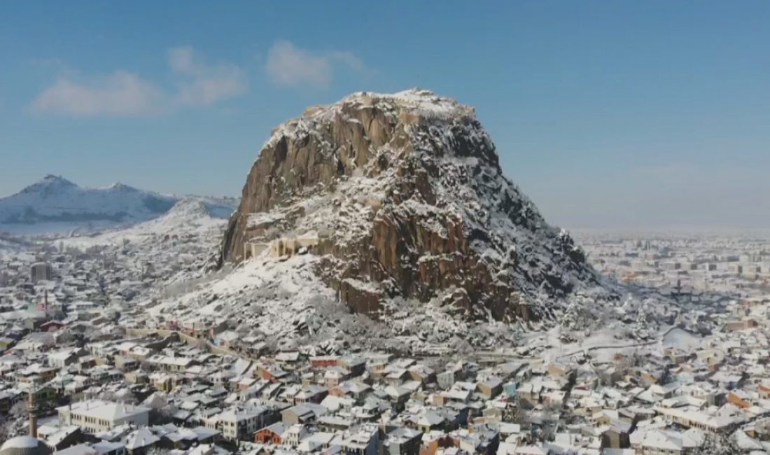 Meteorolojinin uyarıları sonrası Afyonkarahisar’da beklenen kar yağışı akşam saatlerinde başlarken,