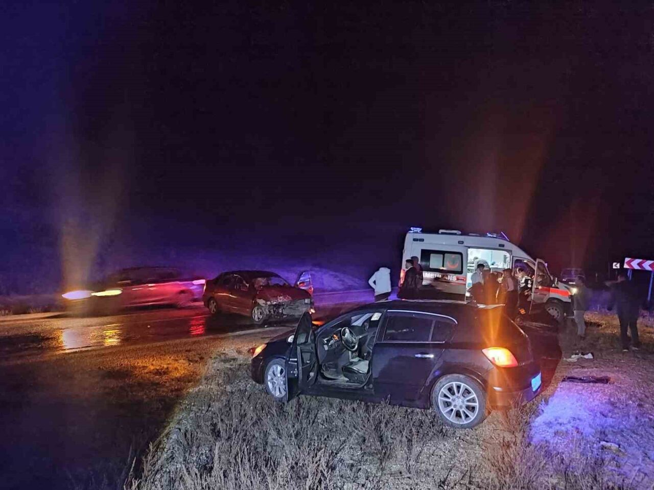 Afyonkarahisar’da iki otomobilin kafa kafaya çarpışması sonucu meydana gelen trafik