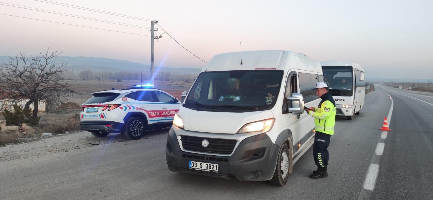 Afyonkarahisar’da polis ve jandarma tarafından öğrenci taşımacılığı yapan 424 okul