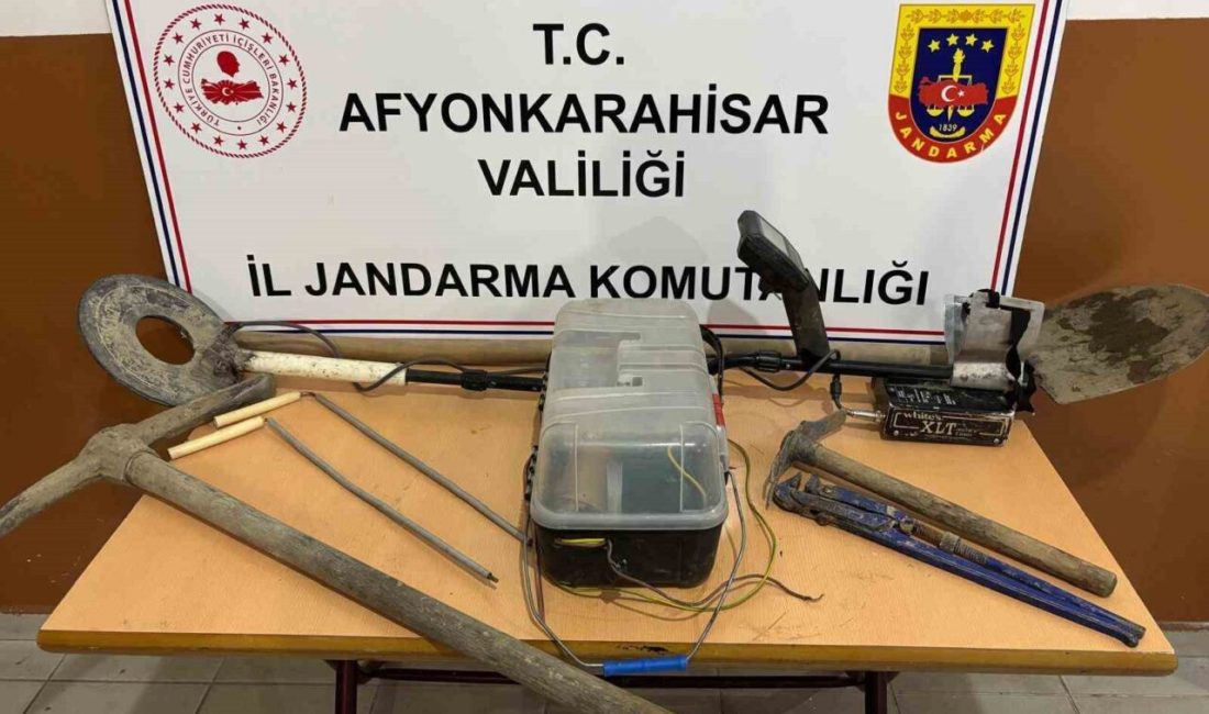 Afyonkarahisar’da kaçak kazı yapan şahıslar devriye gezen jandarma ekipleri tarafından