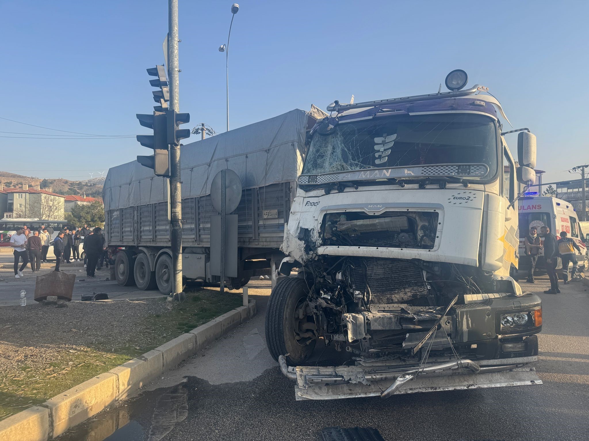 Afyonkarahisar’da tır ile midibüsün çarpıştığı trafik kazasında 4’ü yabancı uyruklu