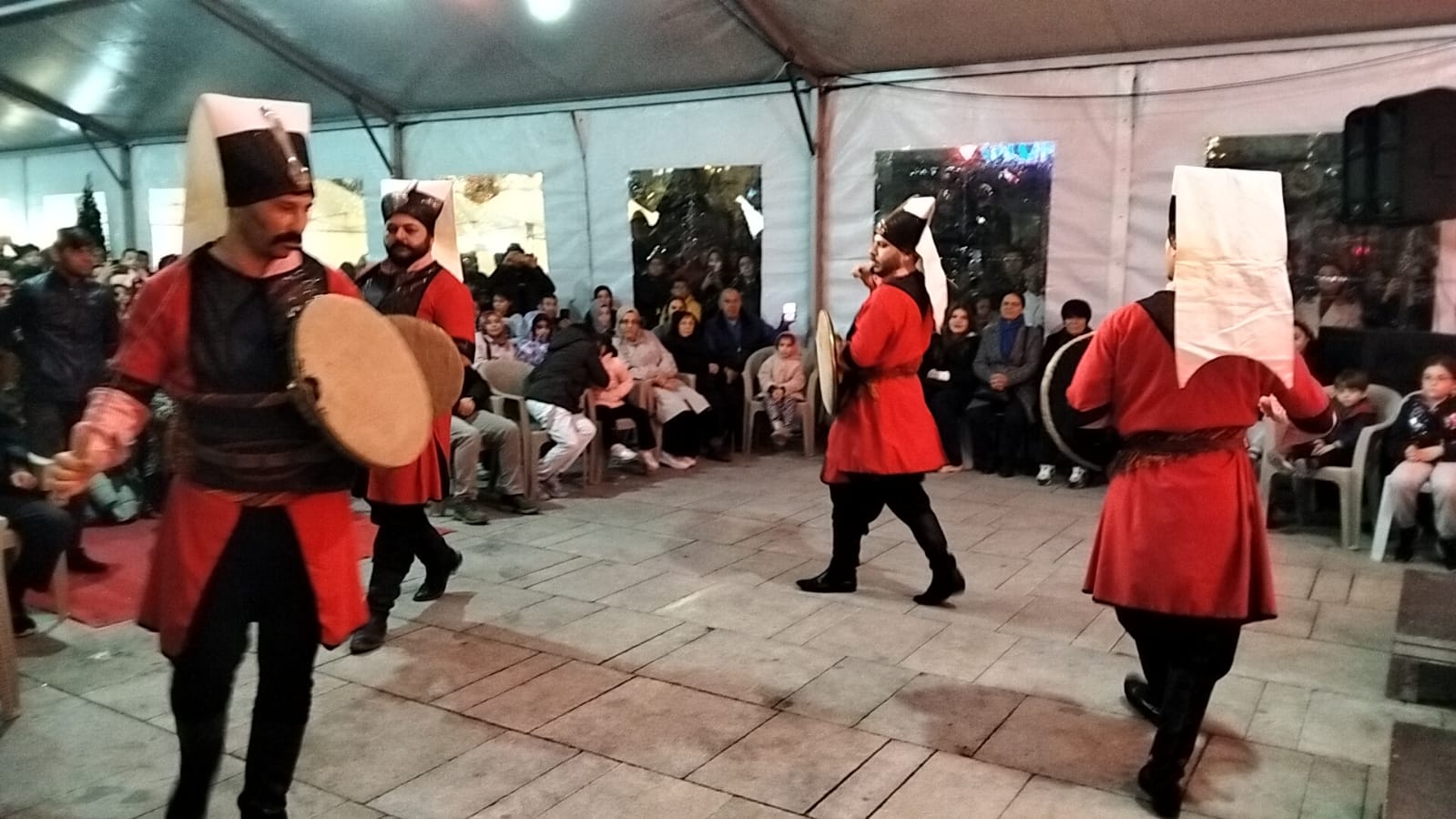 Afyonkarahisar Belediyesi tarafından düzenlenen Ramazan etkinlikleri kapsamında sahne alan kılıç