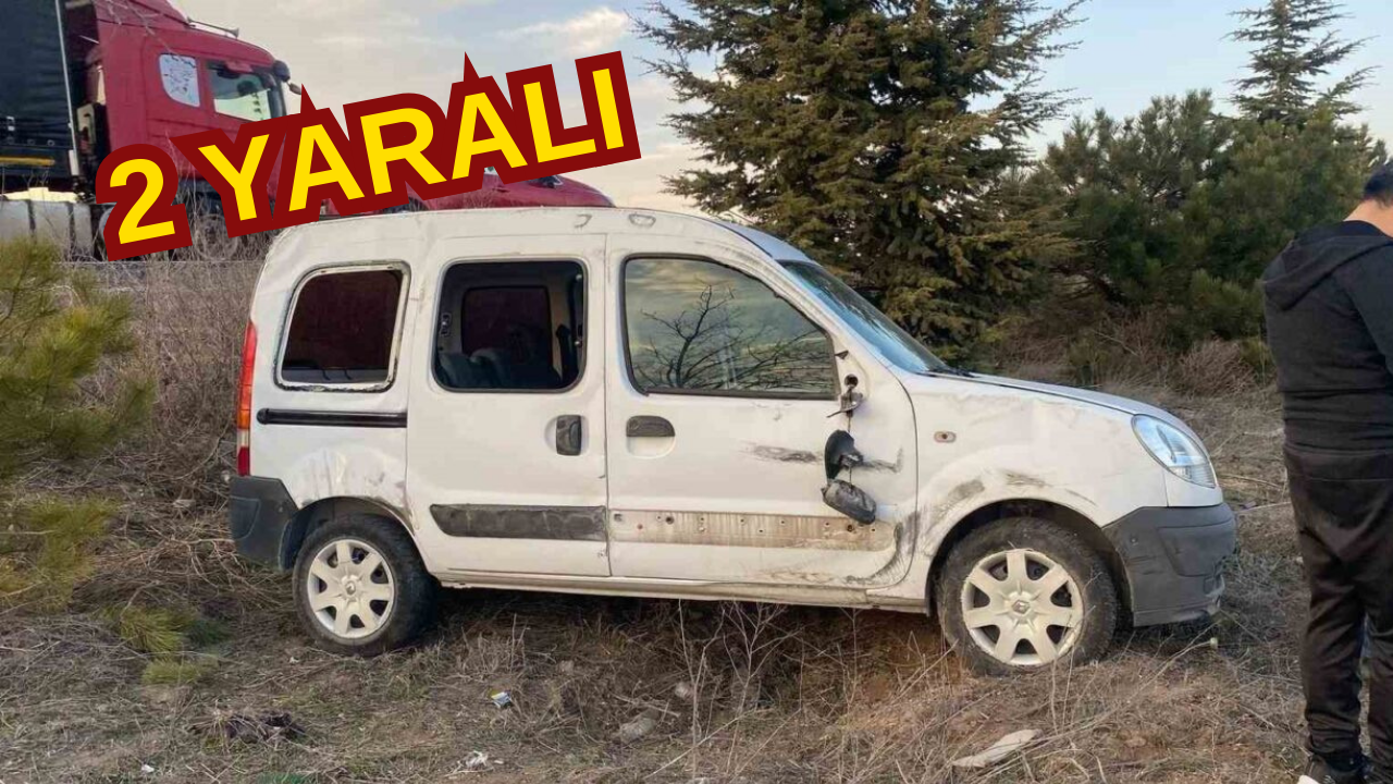 Afyonkarahisar’da kontrolden çıkarak yol kenarına devrilen hafif ticari araçta 2