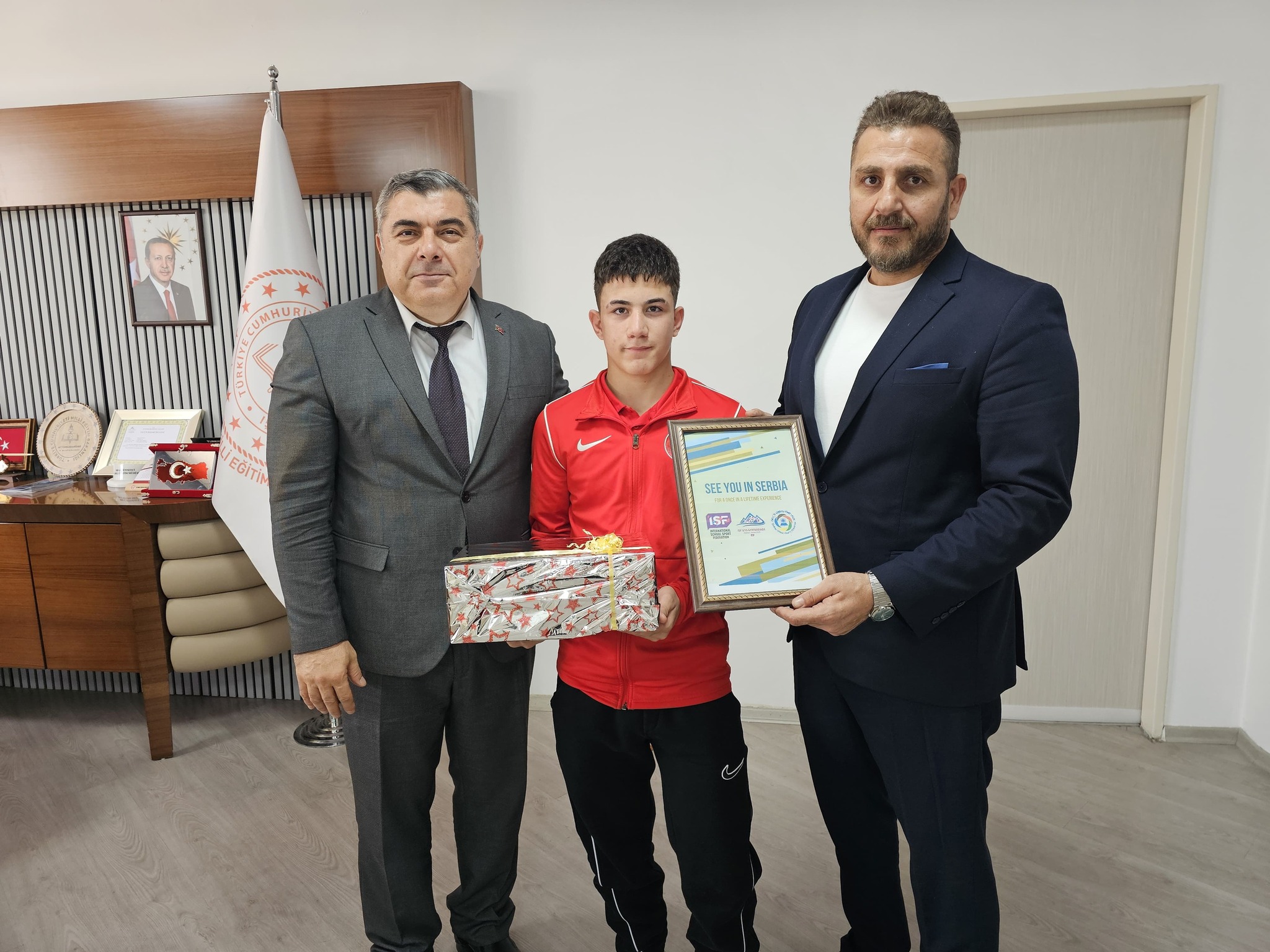 Afyonkarahisar Spor Lisesi öğrencisi Arif Bulut, okul idarecileriyle birlikte İl