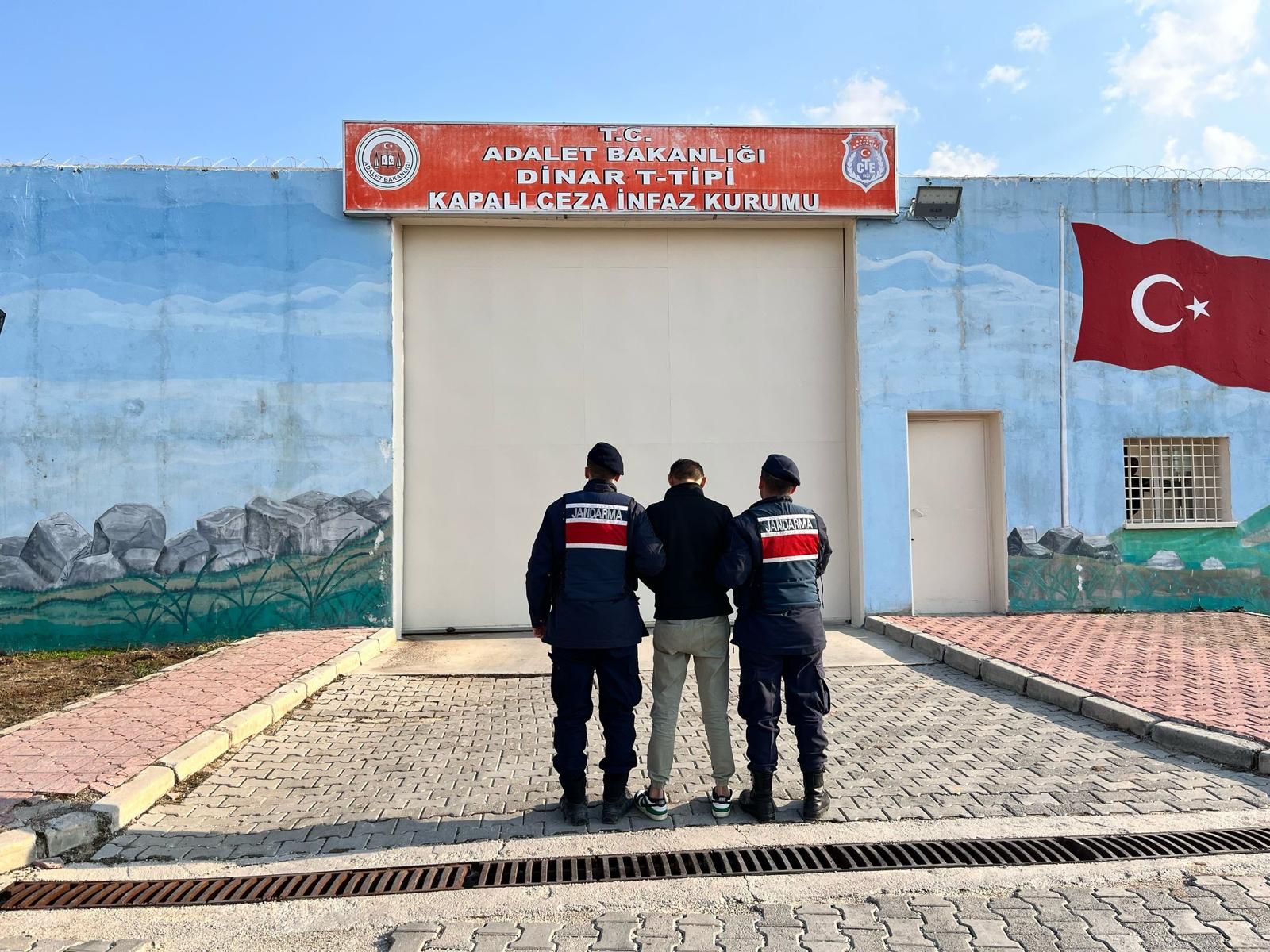 Afyonkarahisar İl Jandarma Komutanlığı, aranan şahısların tespiti ve yakalanmasına yönelik