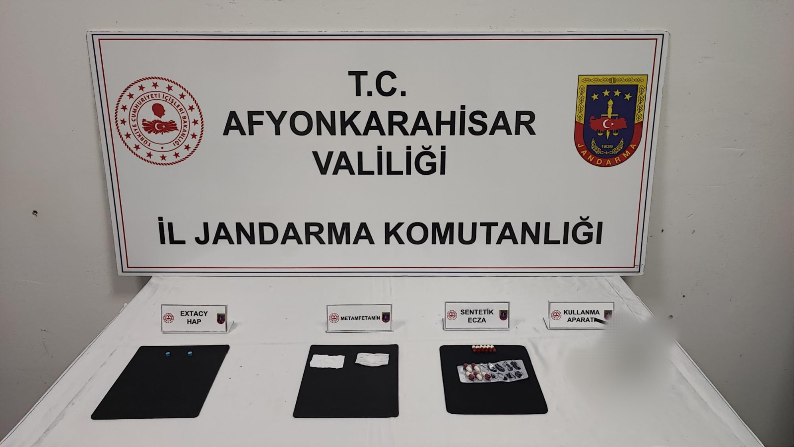 Afyonkarahisar İl Jandarma Komutanlığı, uyuşturucu ile mücadele kapsamında önemli bir