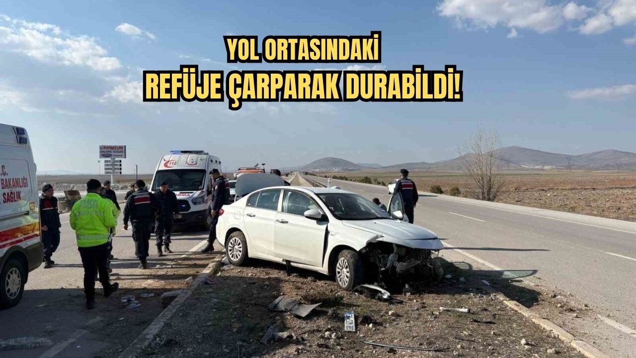 Afyonkarahisar’da kontrolden çıkarak refüje çarpan otomobilde 5 kişi yaralandı. Kaza,