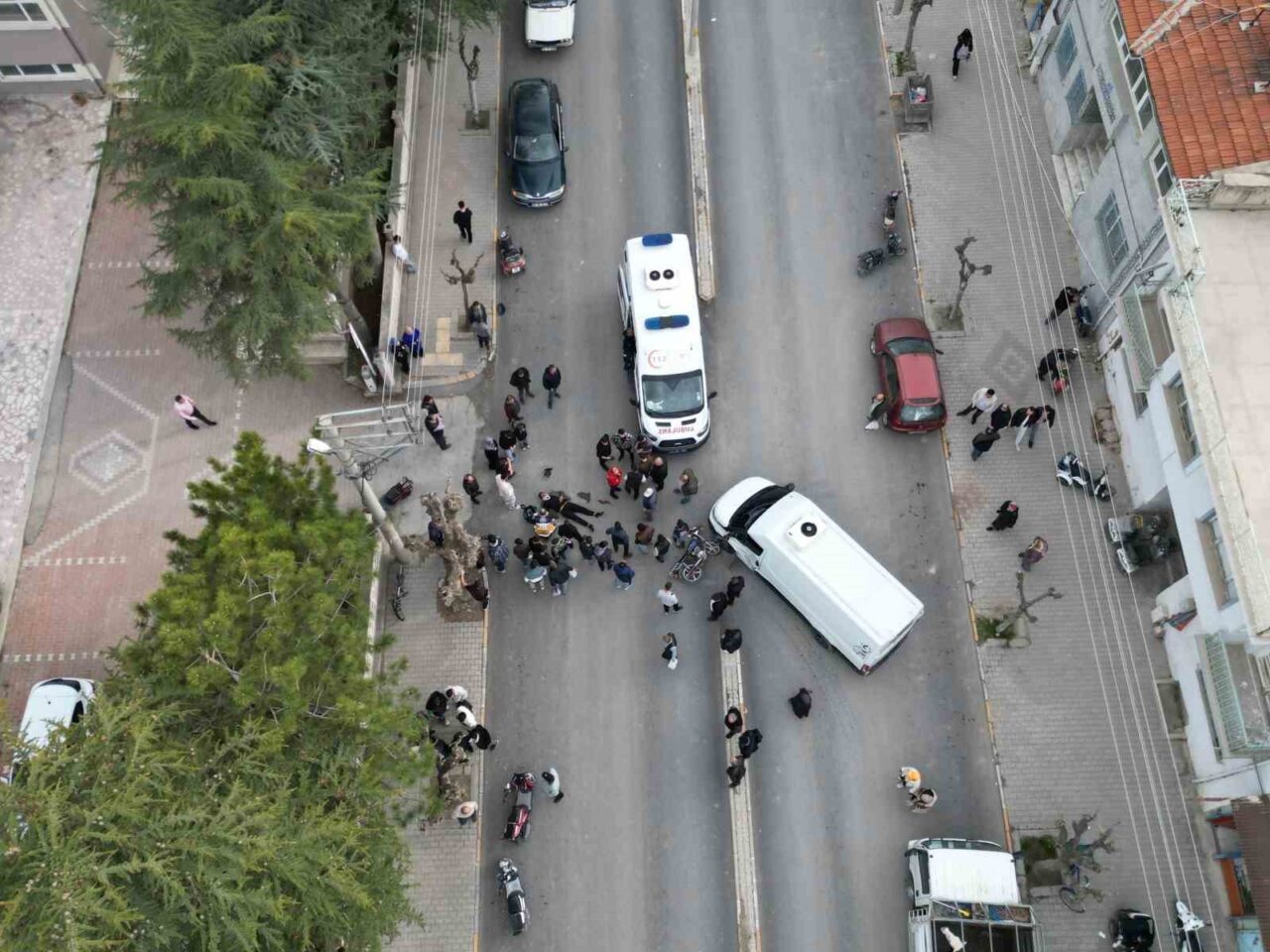 Afyonkarahisar’da minibüs ile çarpışan motosiklette 2 kişi yaralandı. Kaza, Bolvadin